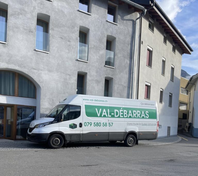 Val-Débarras camion intervention urbaine immeuble